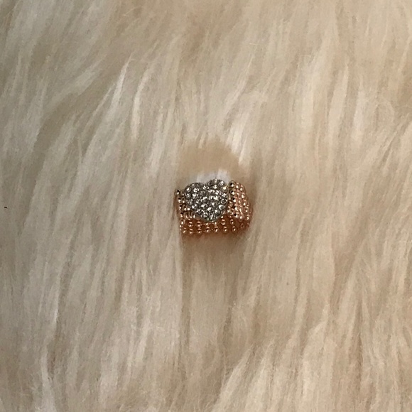 NWOT Guess Rose Gold Tone Ring With Stretchable Band & White Rhinestones - Picture 8 of 9